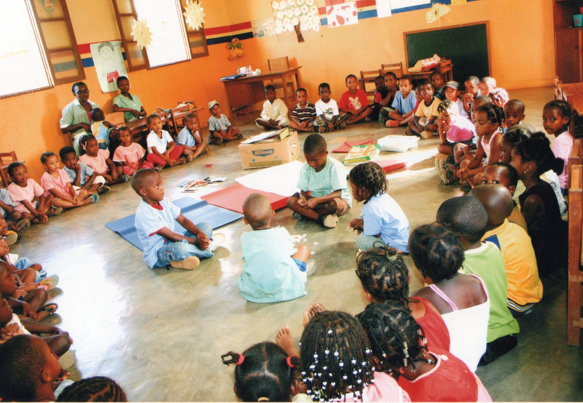 Kap Verden-Kinder freuen sich über die Bildungsmaterialien