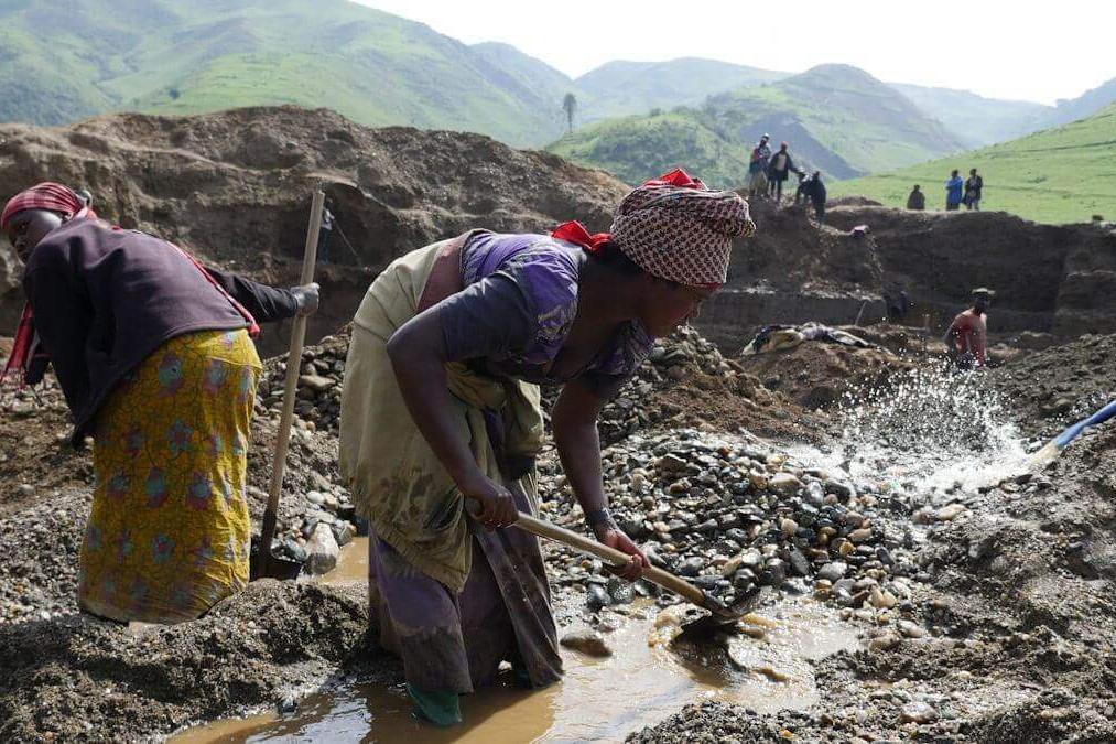 Frauen arbeiten in Coltanminen