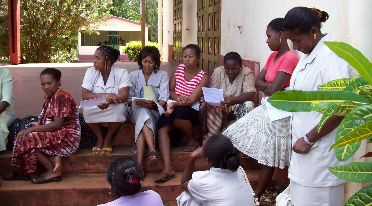 Frauen beraten Mikrokreditprojekte (c) Raolisoa