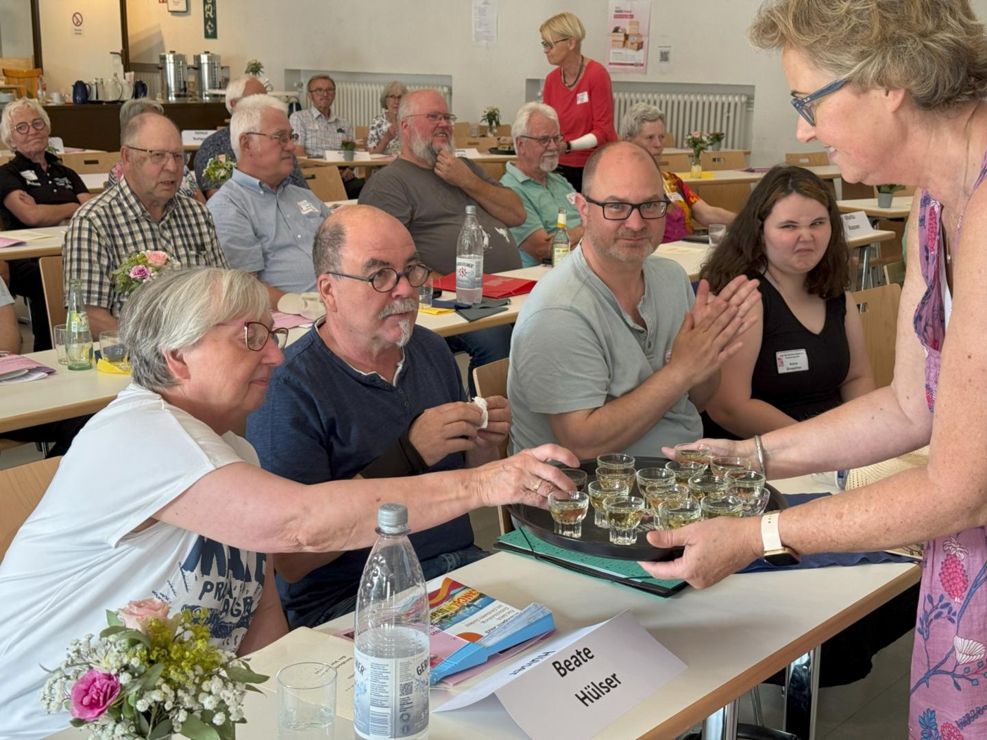 Barbara Golubic und Christine Klewicz servieren Grappa zu 'Glück auf' (Steigerlied zum Abschied einzelner Vorstandsmitglieder) (c) Thomas Hohenschue