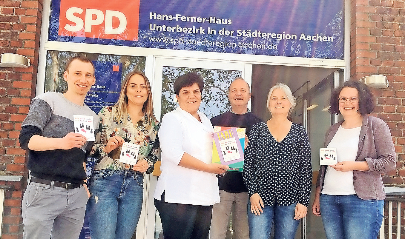 Die Vertreter der Beratungsstellen bei der Postkarten-Übergabe an Claudia Moll (3. v. l.). (c) SPD Städteregion Aachen