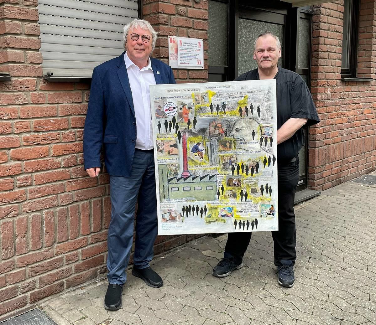 KAB-Vorsitzender Uwe Schummer (links) und KAB-Sekretär Günter Weber präsentieren ein Bild des Krefelder Künstlers Klaus Polez, das im Zentrum der Kampagne stehen soll. (c) Sven Schalljo, Rheinische Post