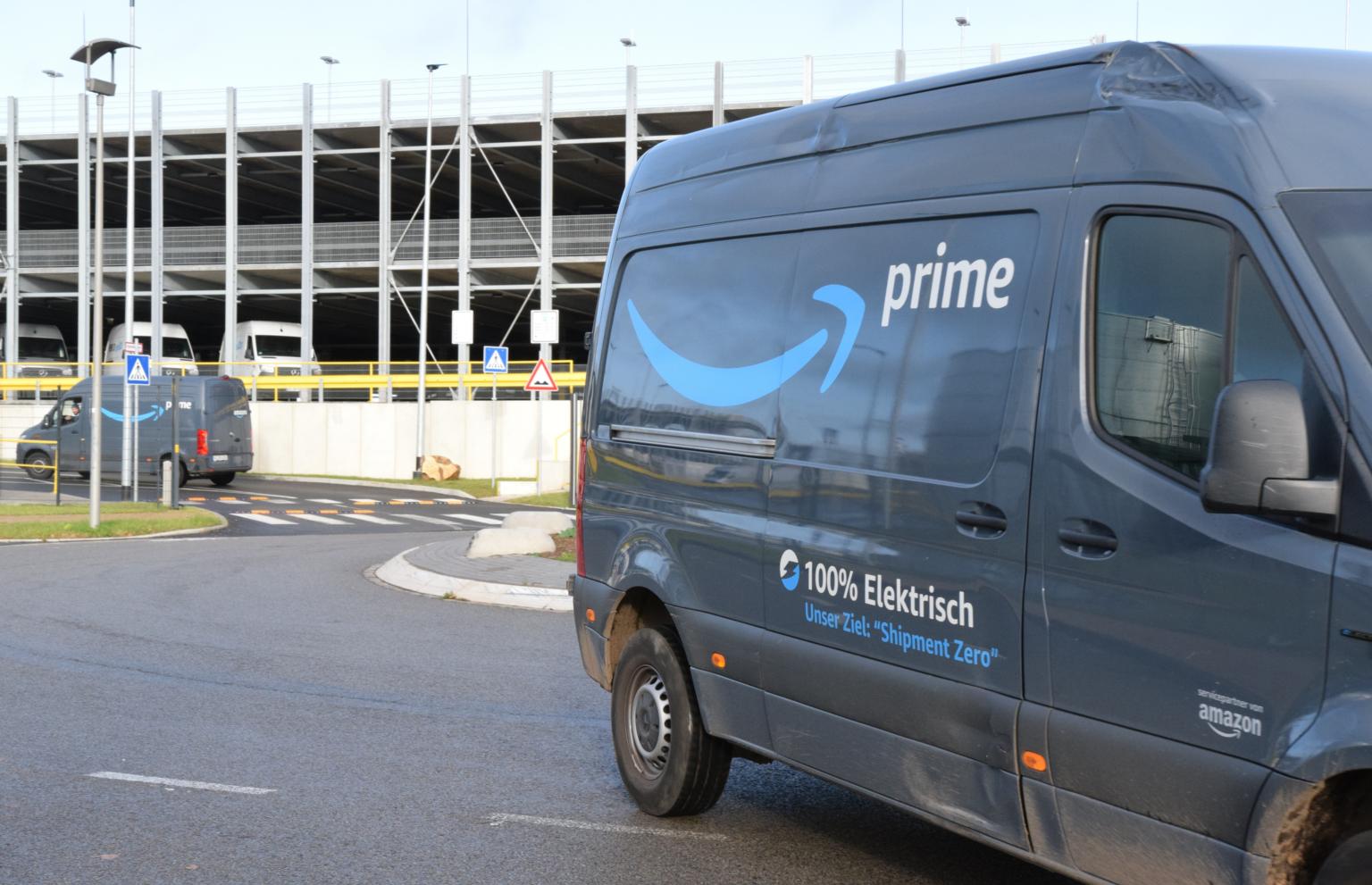 Täglich fahren zu denselben Zeiten Busse aus unterschiedlichsten Ecken Westdeutschlands bei Amazon in Aachen vor. Auffällig: Die meisten Beschäftigten haben einen Migrations- oder Fluchthintergrund. Viele beherrschen die deutsche Sprache nicht. Kritiker sagen, Amazon nutzt ihre Lage aus. Einer erzählt freimütig, dass er studiert und mit dem Geld vom Job seine Familie in der Heimat unterstützt. Ein Leben am Rande unserer Wohlstandsgesellschaft. (c) Thomas Hohenschue