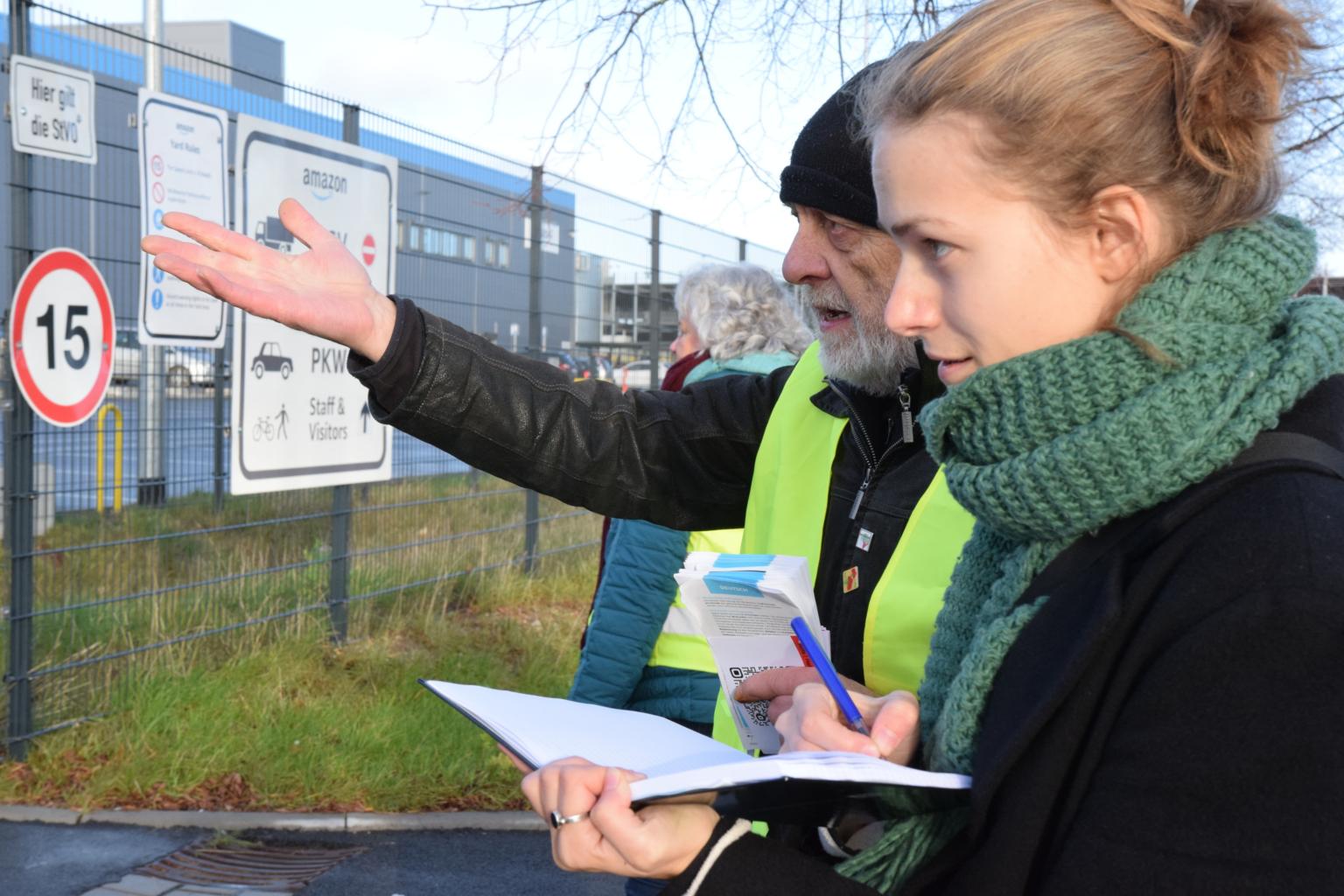Täglich fahren zu denselben Zeiten Busse aus unterschiedlichsten Ecken Westdeutschlands bei Amazon in Aachen vor. Auffällig: Die meisten Beschäftigten haben einen Migrations- oder Fluchthintergrund. Viele beherrschen die deutsche Sprache nicht. Kritiker sagen, Amazon nutzt ihre Lage aus. Einer erzählt freimütig, dass er studiert und mit dem Geld vom Job seine Familie in der Heimat unterstützt. Ein Leben am Rande unserer Wohlstandsgesellschaft. (c) Thomas Hohenschue