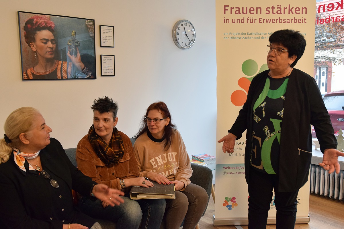 2022-12-21 KAB thh Prekär frühstücken mit Claudia Moll 3 (c) Thomas Hohenschue