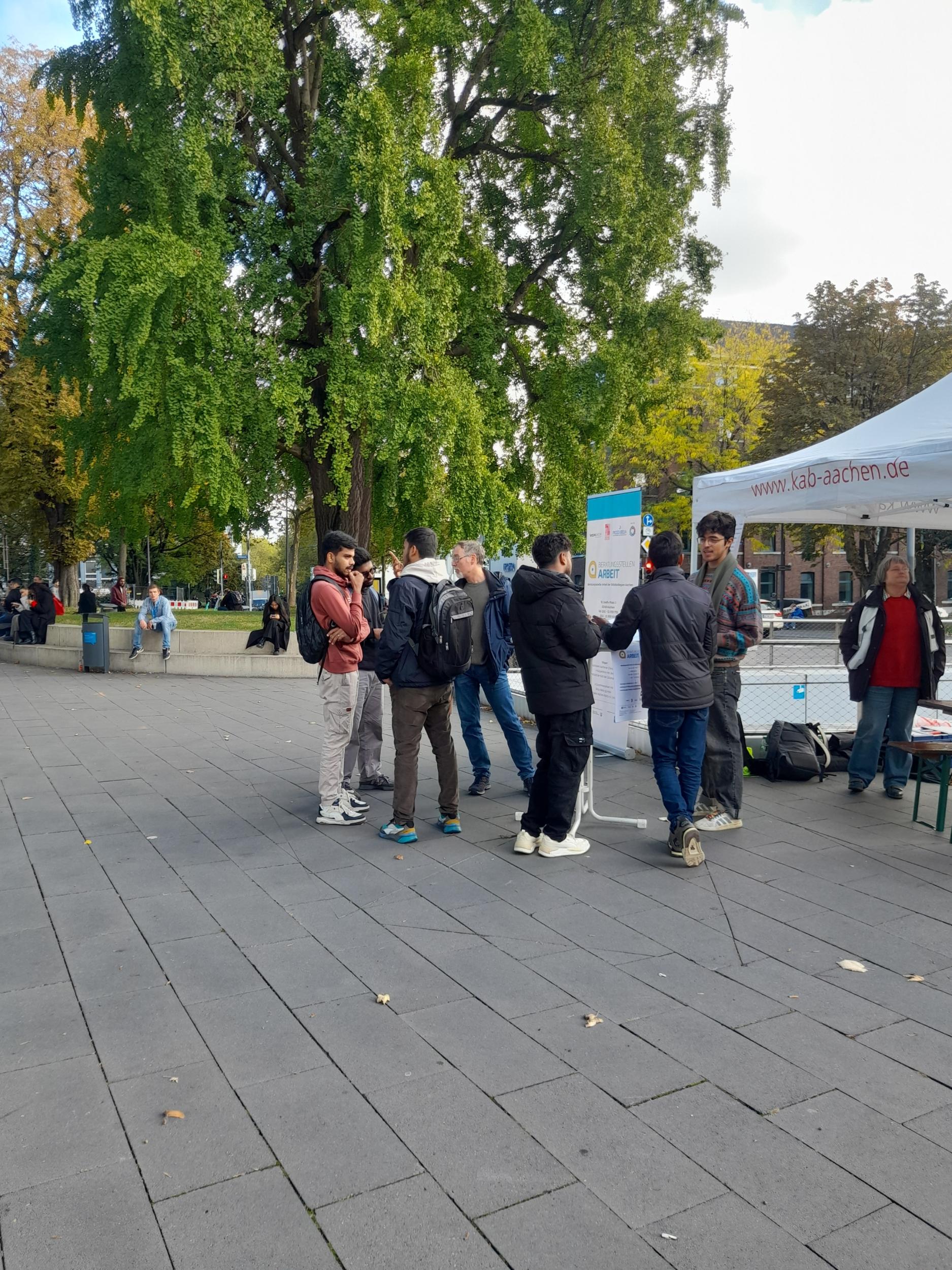 Studierende am Infostand der Beratungsstelle Arbeit (c) Beratungsstelle Arbeit SRA D. Dorosz