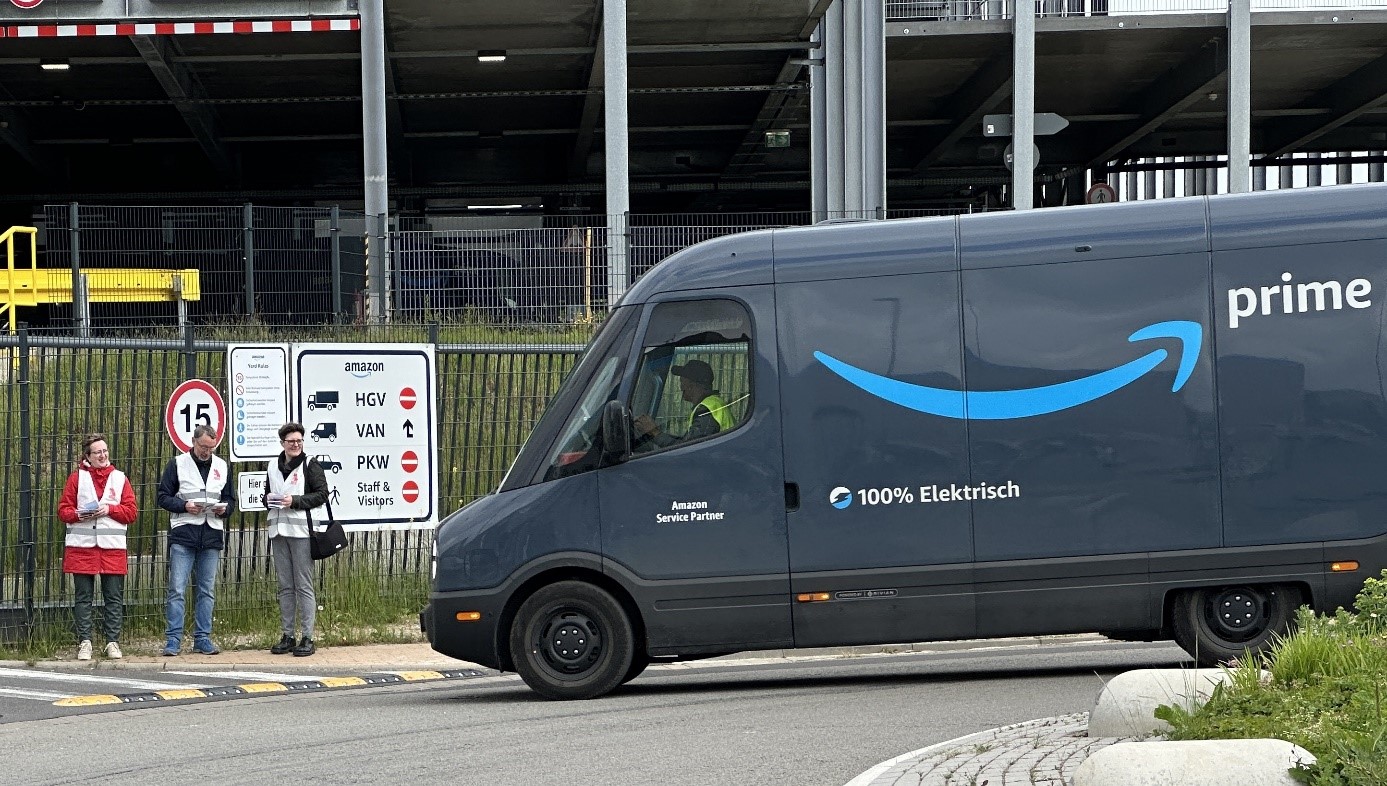 Aktion „Faires Paket“ am 15. Mai 2025 vor dem Amazon-Verteilzentrum in Aachen (c) Beratungsstellen Arbeit Aachen und Geilenkirchen