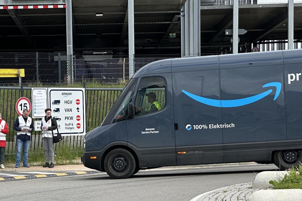 Aktion „Faires Paket“ am 15. Mai 2025 vor dem Amazon-Verteilzentrum in Aachen