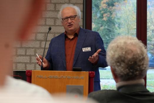 Prof. Bernhard Emunds schlug Brücken vom Synodenbeschluss 1975 in die Arbeitswelt von heute.