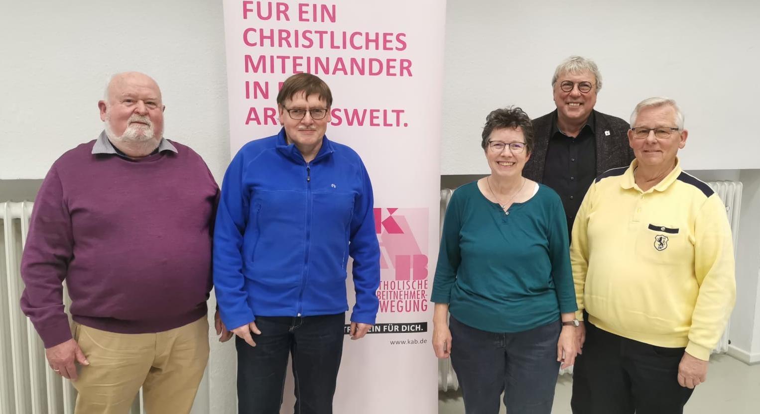 Neue Bezirksleitung 2021: Alfred Kuhn, Albert Drolshagen, Brigitte Laase, Uwe Schummer und Willi Leven (von links nach rechts)