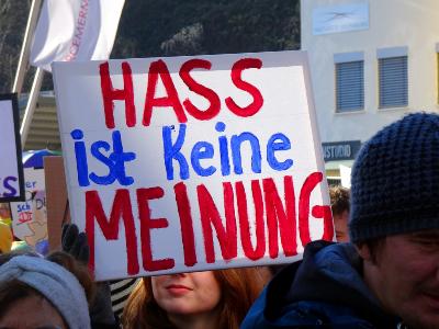 Hass ist keine Meinung (c) Friedbert Simon In: Pfarrbriefservice.de Hass ist keine Meinung