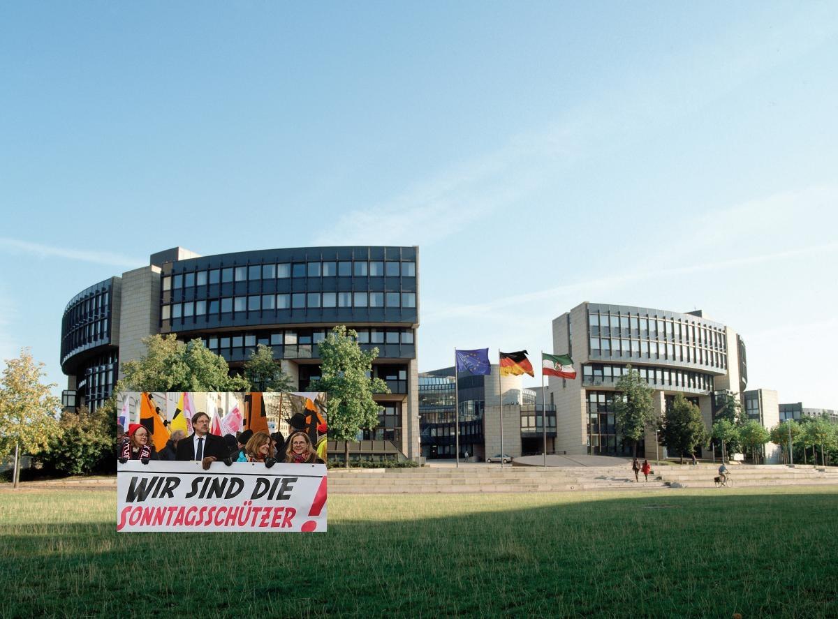 Vorm Landtag in Düsseldorf